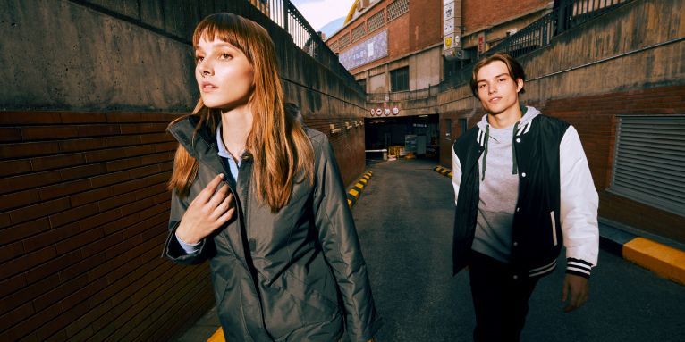 Un hombre y una mujer caminan por una calle.