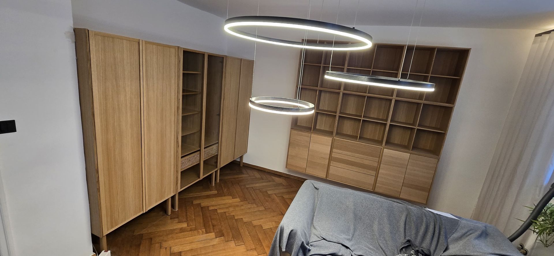 Detailansicht einer präzisen Möbel- und Wandmontage in einem Münchner Wohnraum