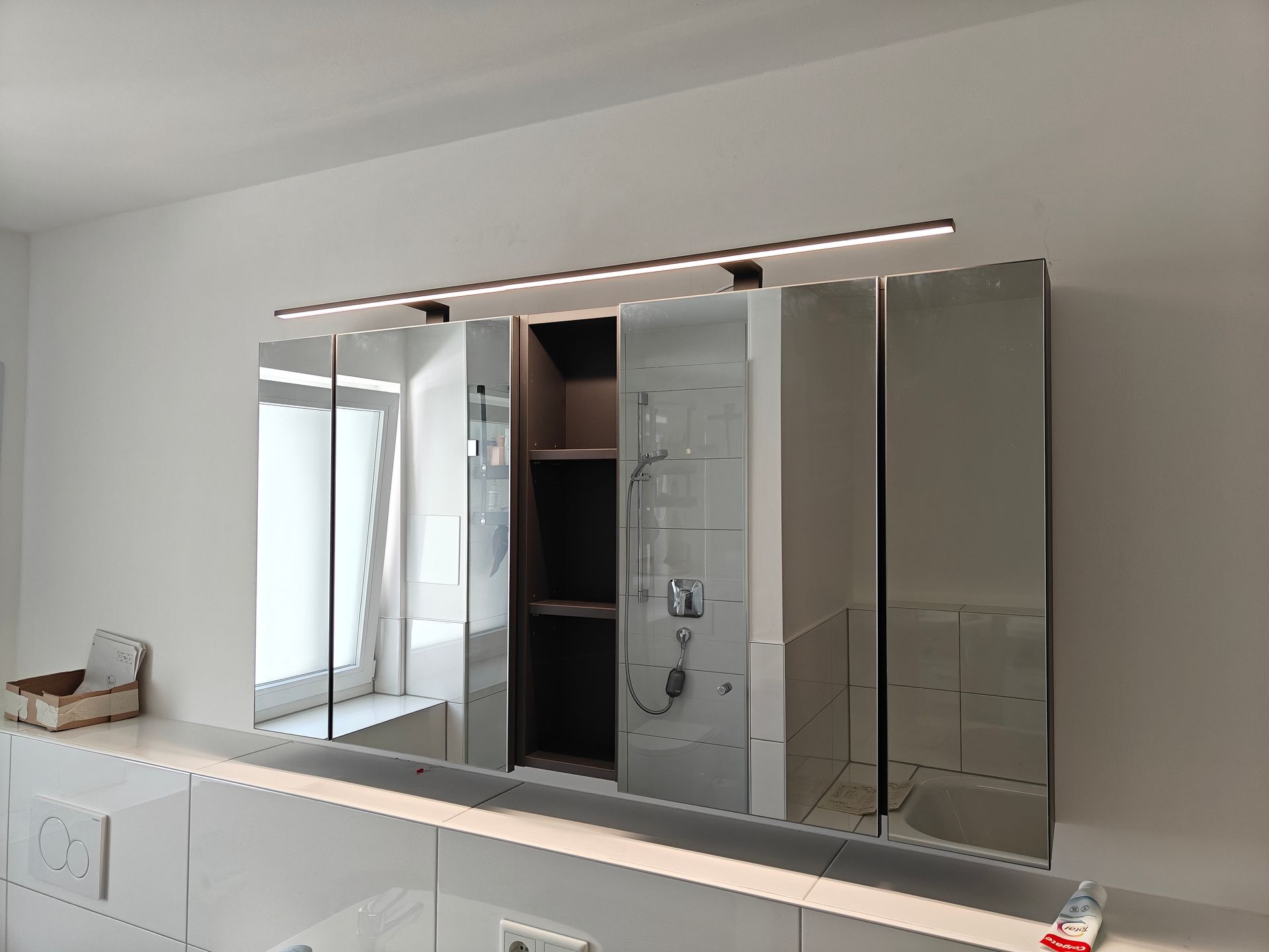 Moderner Badezimmerspiegelschrank mit integrierter LED-Beleuchtung