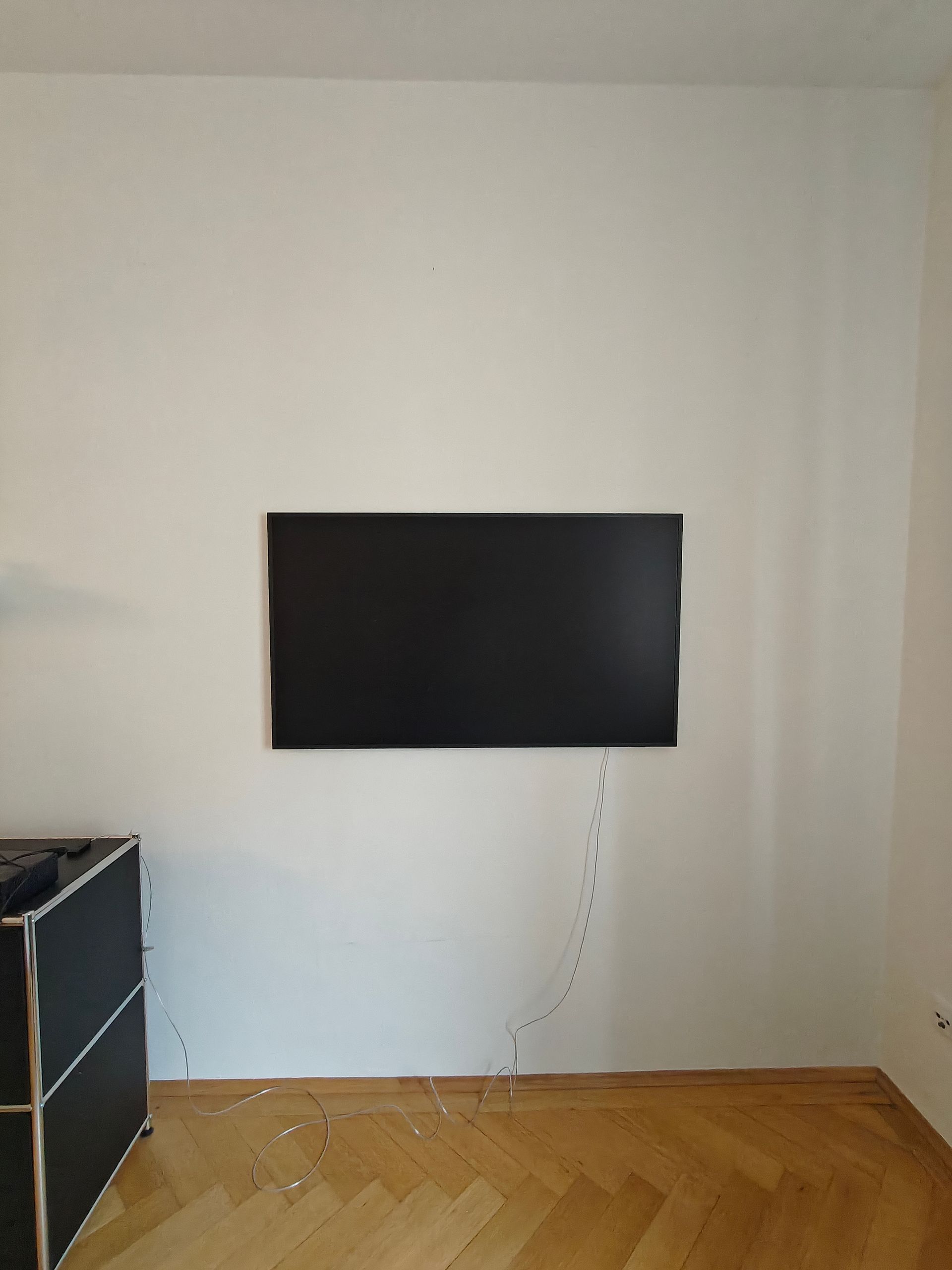 Schlichte weiße Wand mit minimalistischem Wohnbereich