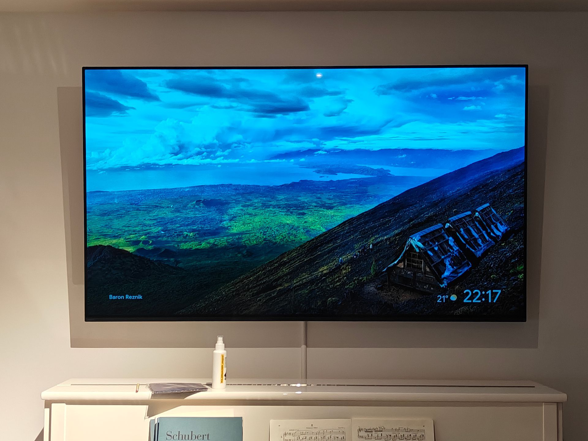 Wandmontierter Fernseher mit Landschaftsbild in hoher Auflösung