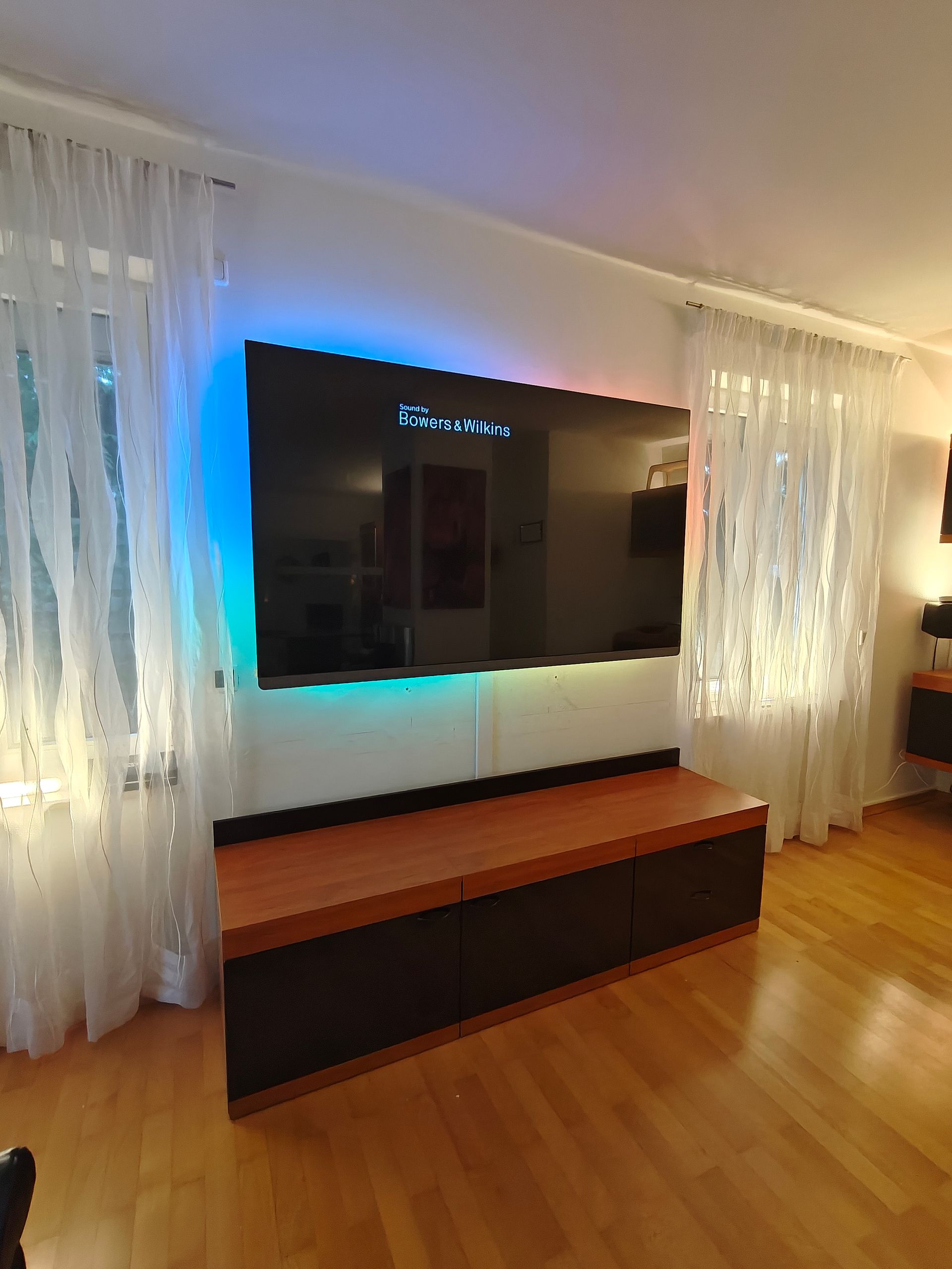 Fernseher mit indirekter LED-Beleuchtung in modernem Wohnzimmer