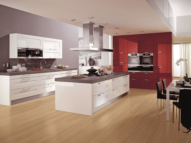 Küche mit freistehendem Arbeitsbereich