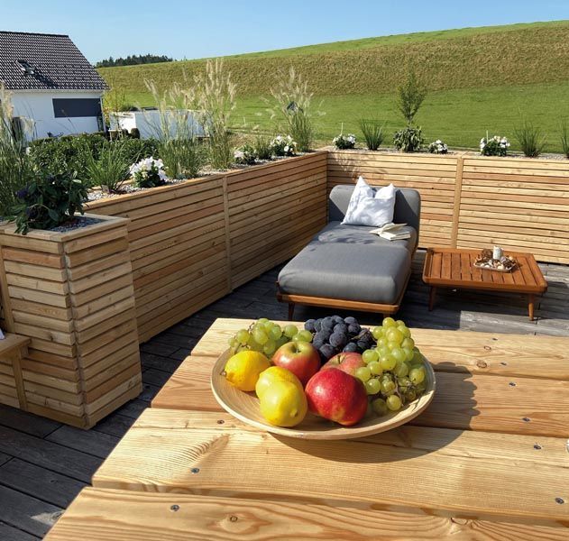 Terrasse mit Holz & Obst