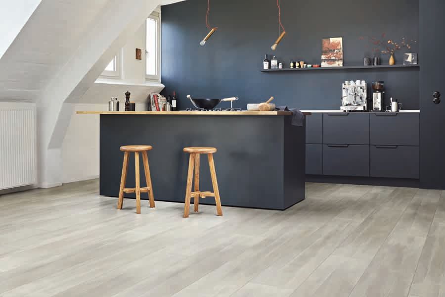 Wohnung und Küche mit Holzboden