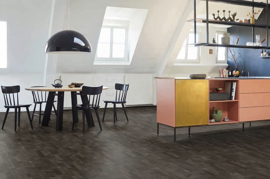 Wohnung und Küche mit Holzboden