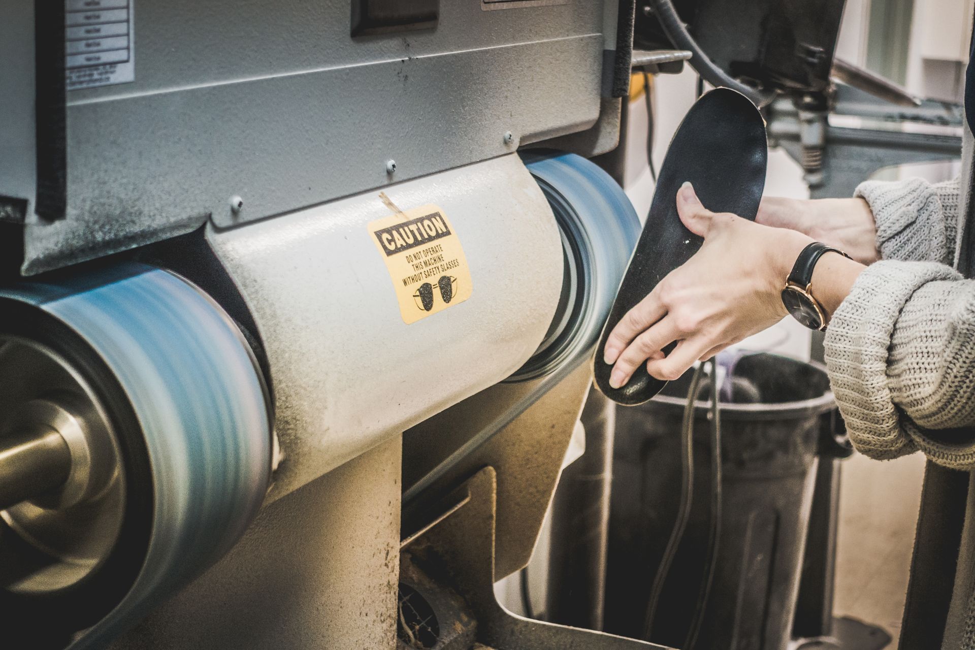Une personne qui fabrique une semelle orthopédique à l'aide d'une machine