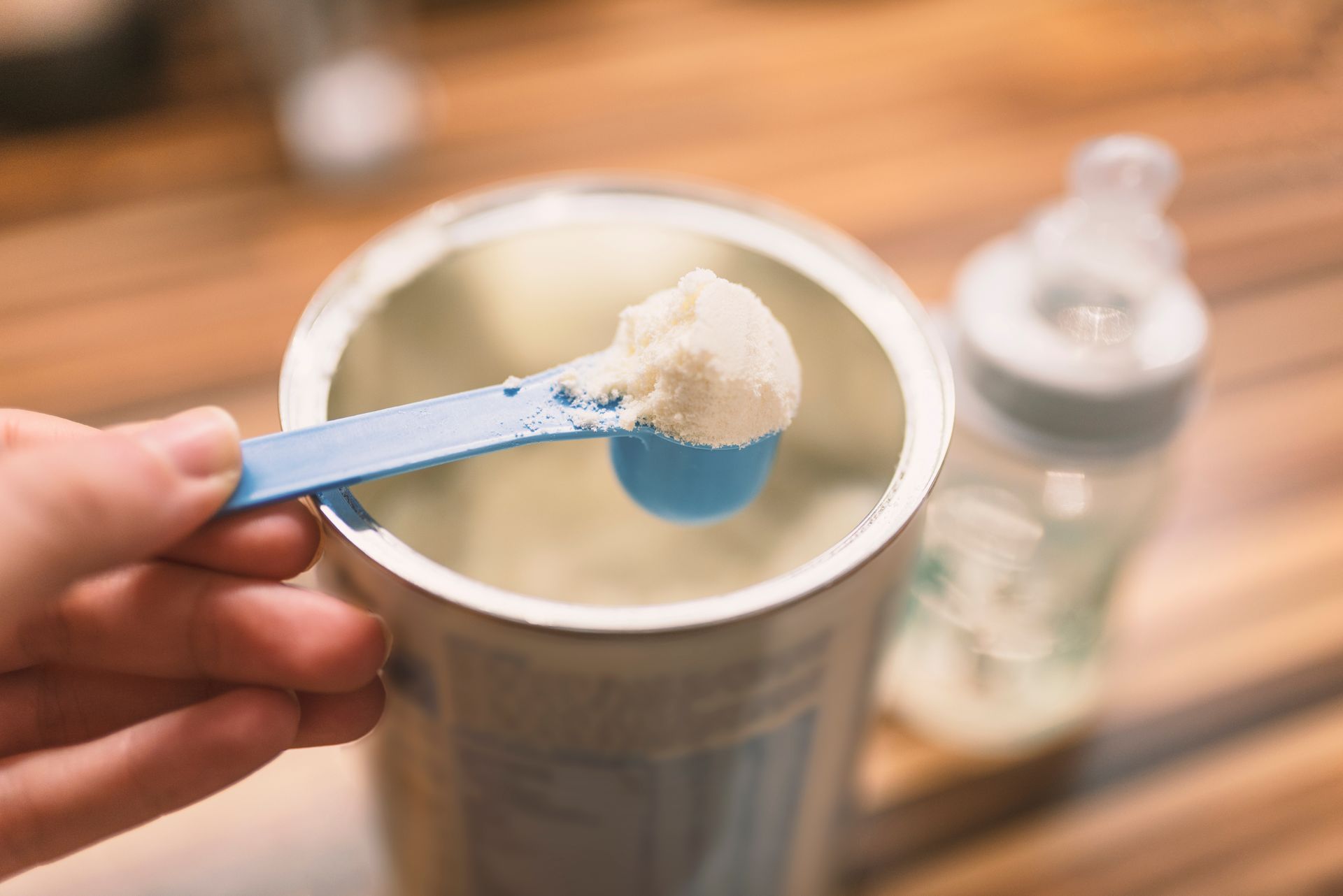 Gros plan sur du lait infantile en poudre