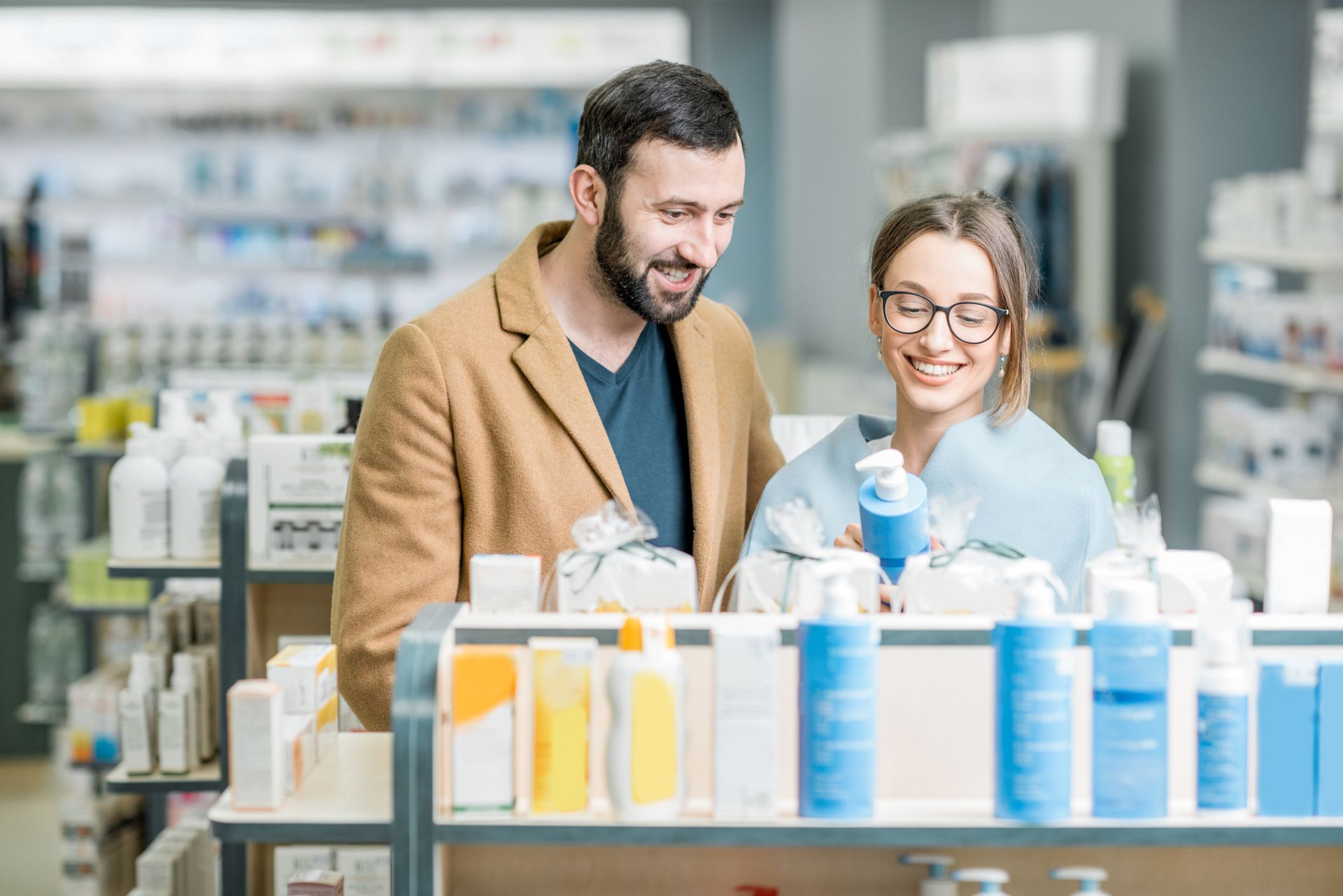Un couple qui consulte un produit cosmétique