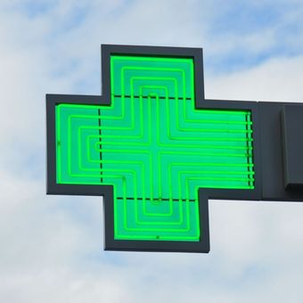 Une croix de pharmacie lumineuse