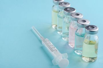 Un seringue avec des fioles de vaccin