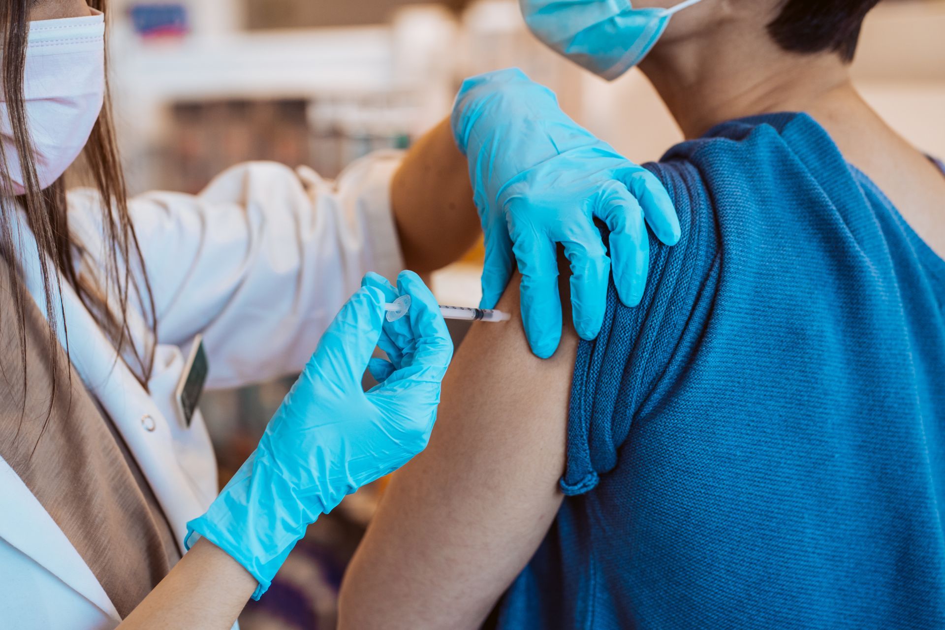 Une personne en train de se faire vacciner