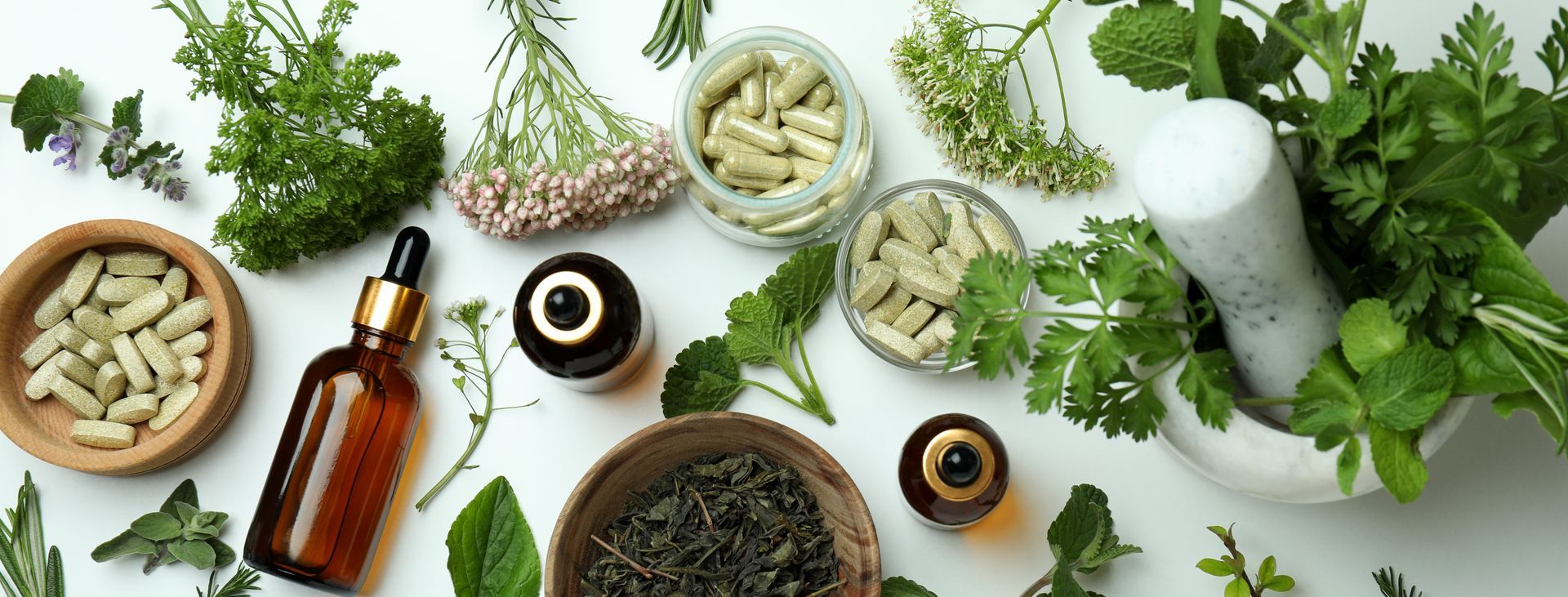 Ensemble de plantes avec des compléments alimentaires et des sérums
