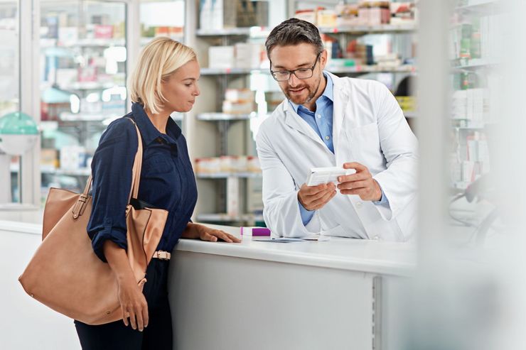 Un pharmacien qui conseille une cliente