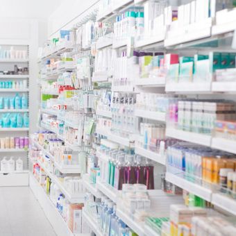 Un rayon de produits pharmaceutiques