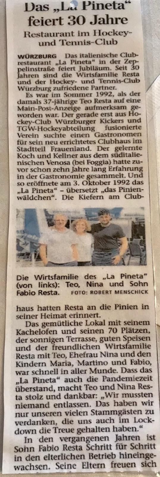 Zeitungsartikel zum 30-jährigen Jubiläum des Restaurants La Pineta in einem Hockey- und Tennisclub. Enthält ein Foto von drei Personen.