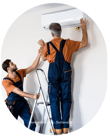 Zwei Männer installieren eine Klimaanlage an einer Wand. Werner Hassfürther ACS All-Cool-Service