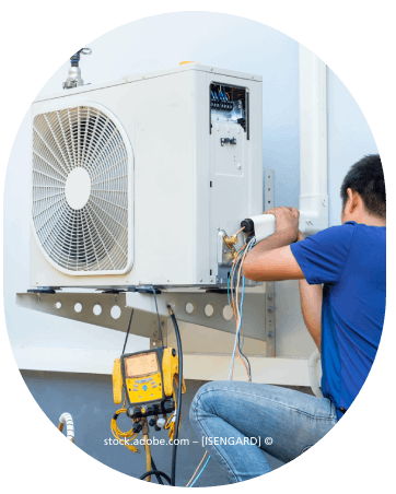 Ein Mann arbeitet an einer Klimaanlage an der Seite eines Gebäudes. Werner Hassfürther ACS All-Cool-Service