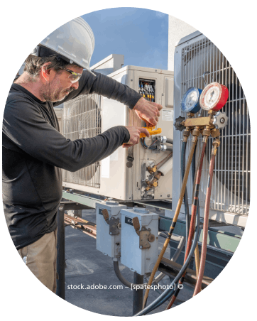 Ein Mann mit Schutzhelm arbeitet an einer Klimaanlage. Werner Hassfürther ACS All-Cool-Service