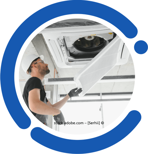 Ein Mann mit Schutzhelm arbeitet an einem Deckenventilator. Werner Hassfürther ACS All-Cool-Service