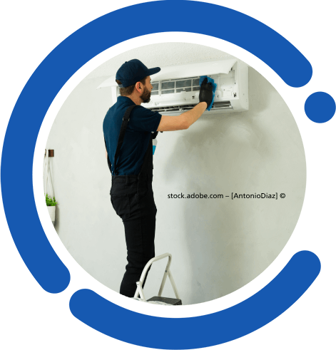 Ein Mann arbeitet an einer Klimaanlage an einer Wand. Werner Hassfürther ACS All-Cool-Service