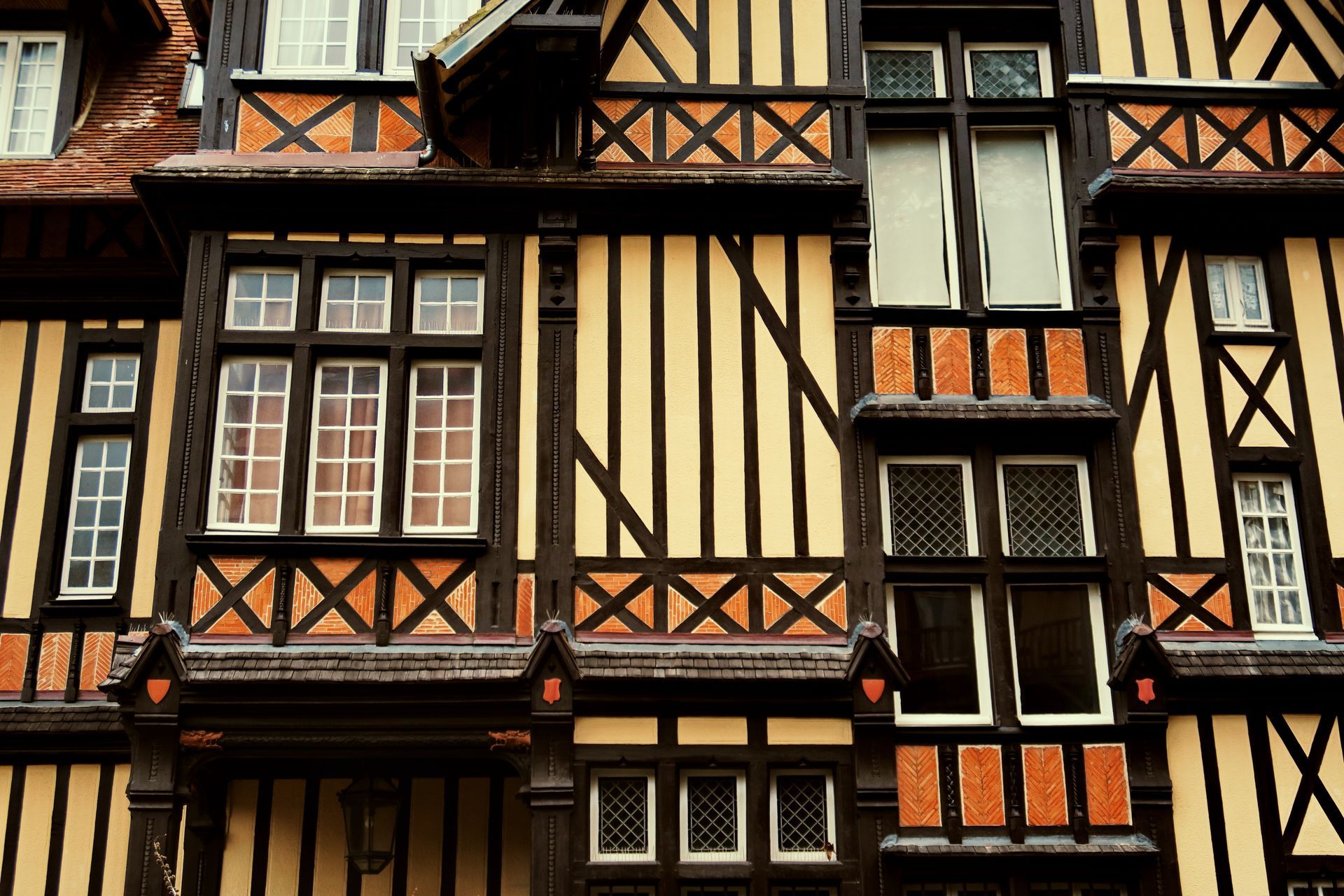 Une façade à colombage et fenêtres à carreaux.