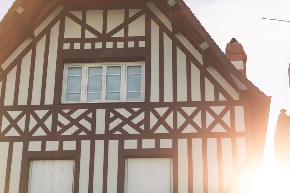 Une façade avec colombages.