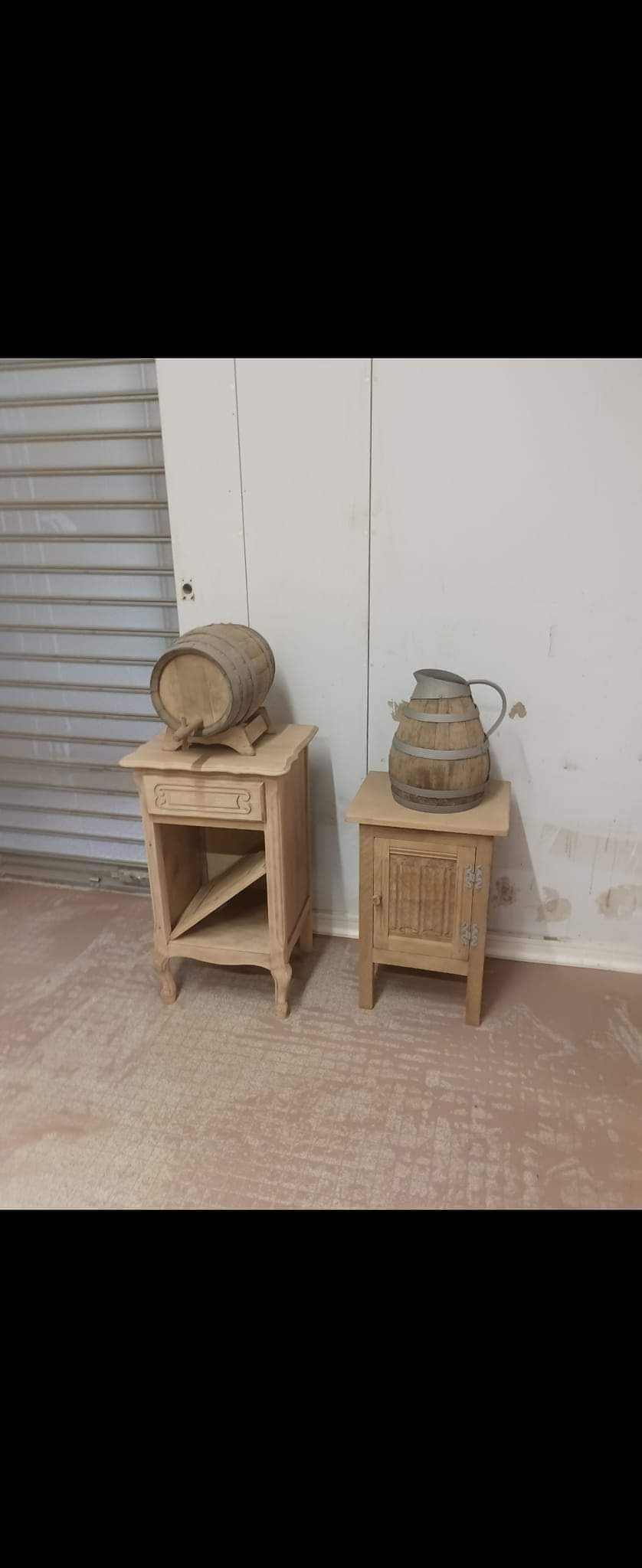 Deux tables de nuit.