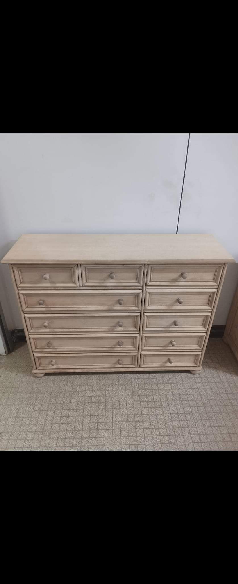 Une commode avec de nombreux tiroirs.