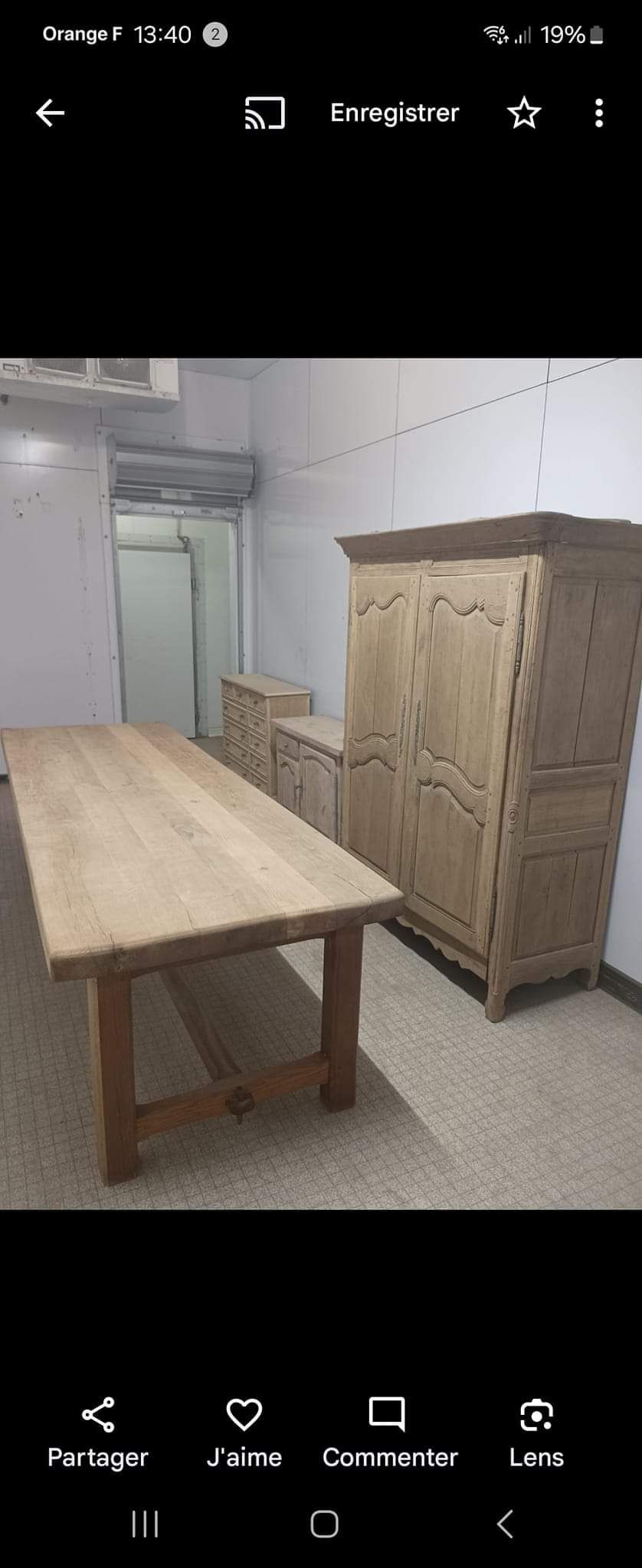 Une table, une armoire, une commode et un petit meuble.