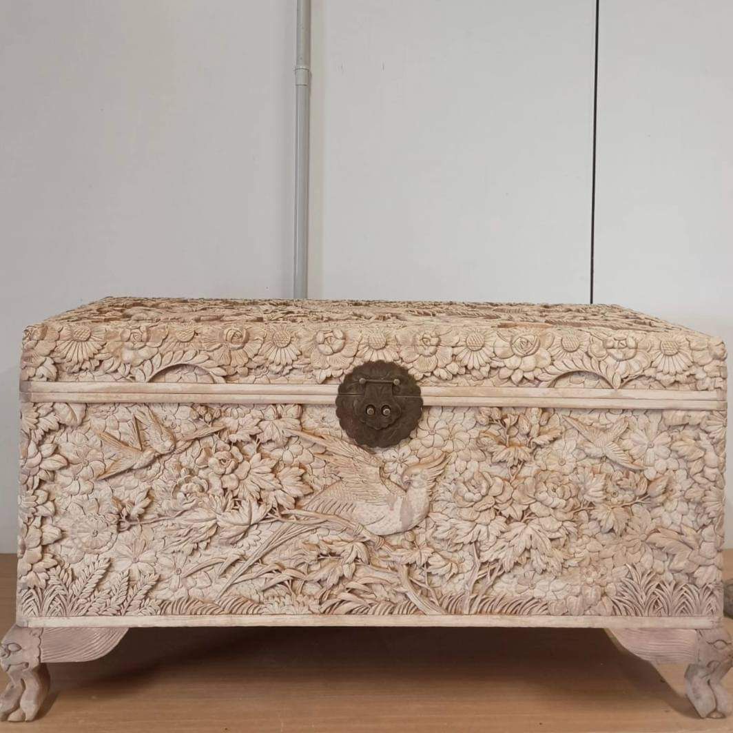 Un coffre en bois avec des décorations.