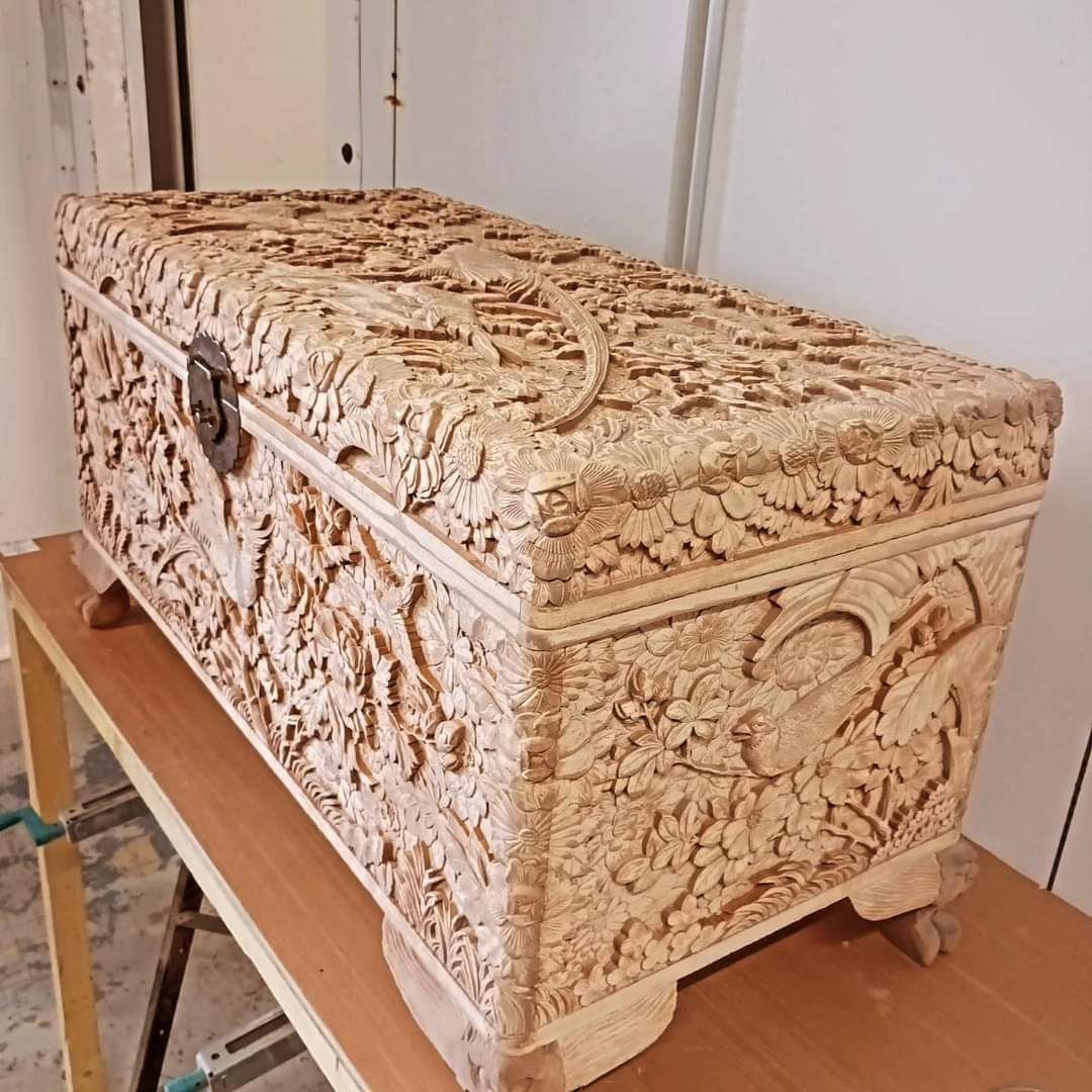 Un coffre sur une table.