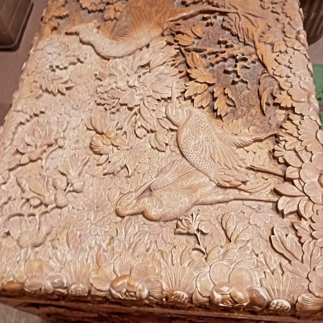 Un oiseau gravé sur un coffre.