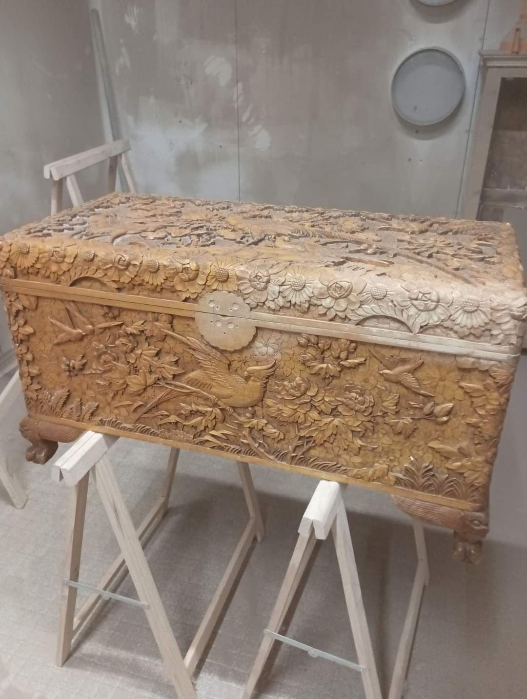 Un coffre dur des tréteaux.