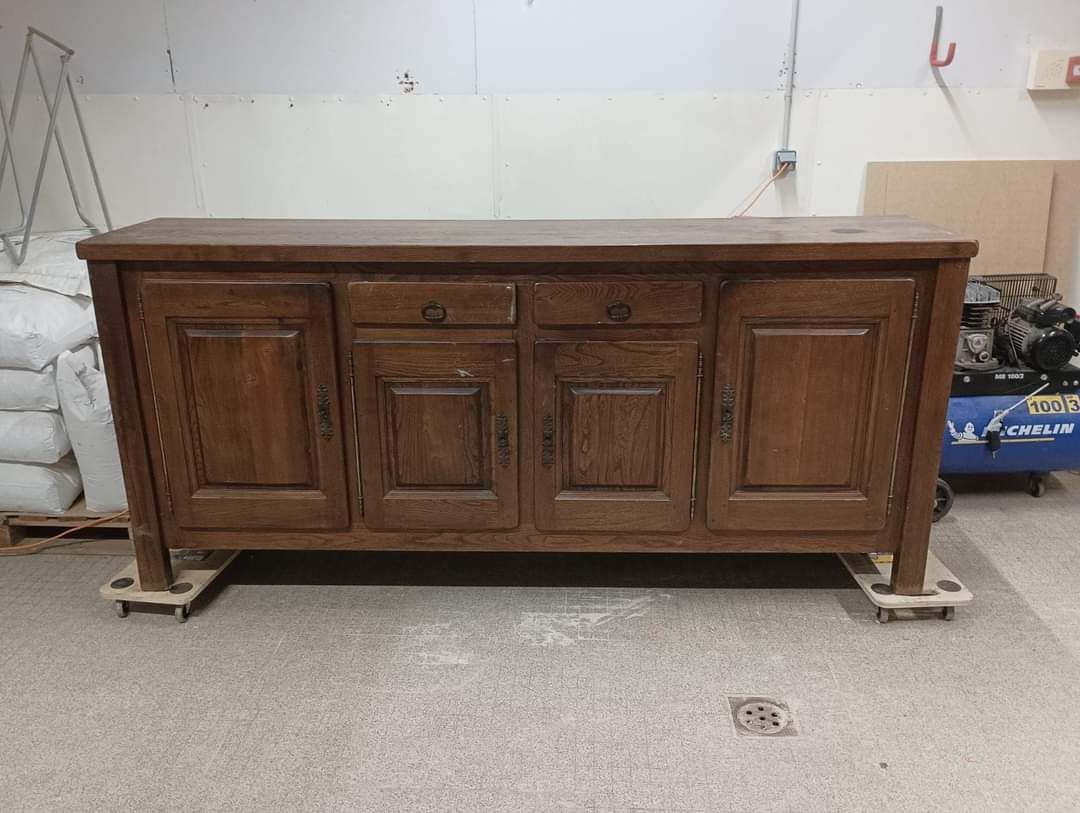 Une console en bois.