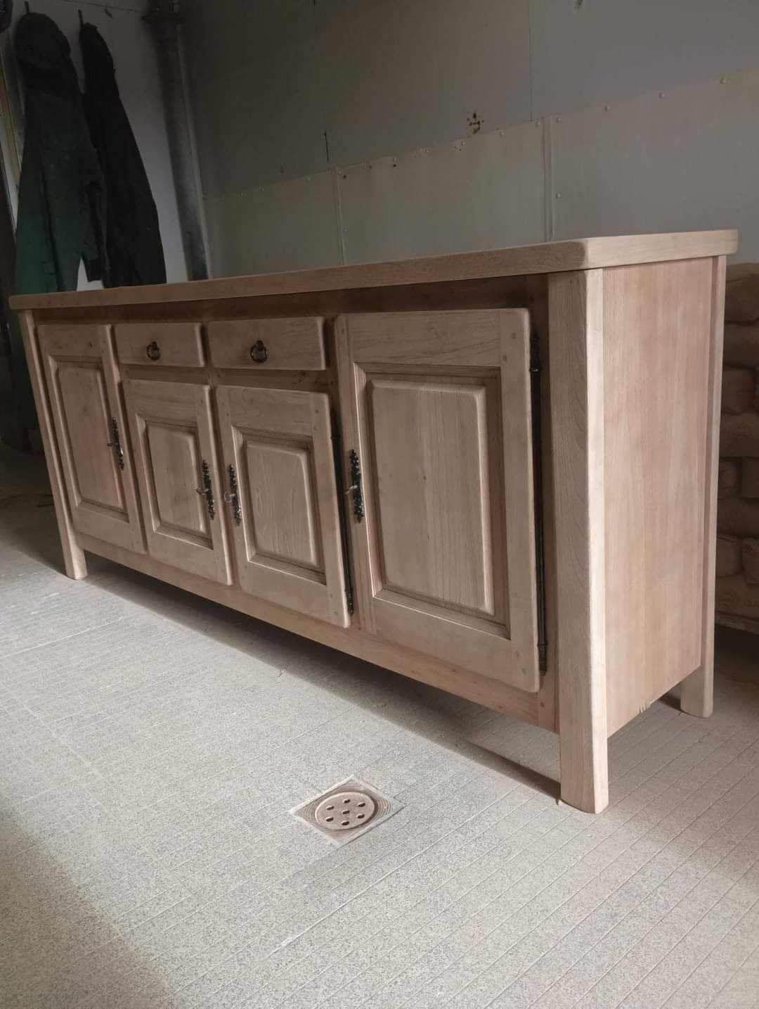 Une commode sur du carrelage.