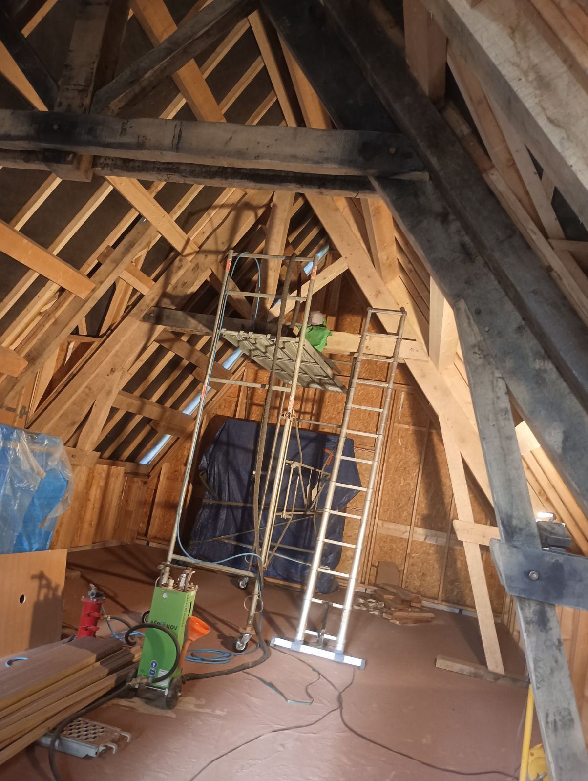 Des combles avec un échafaudage.