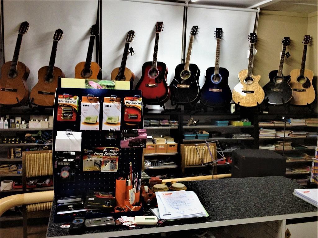 Gitarren - Musikhaus Lüthy