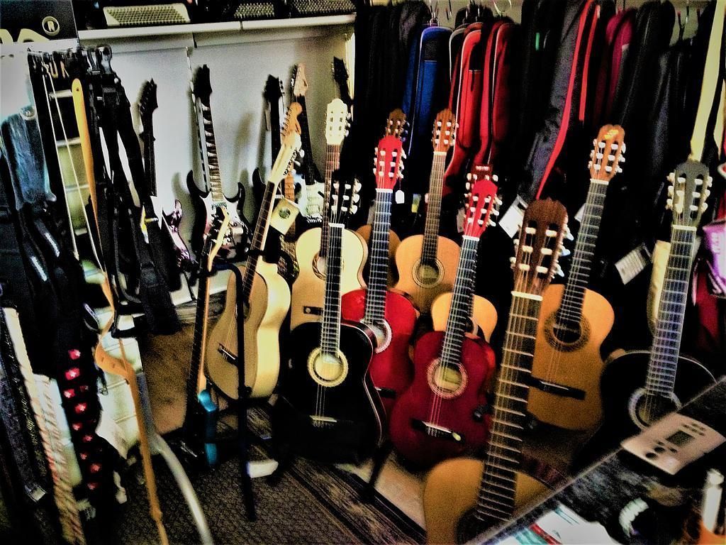 Gitarren - Musikhaus Lüthy