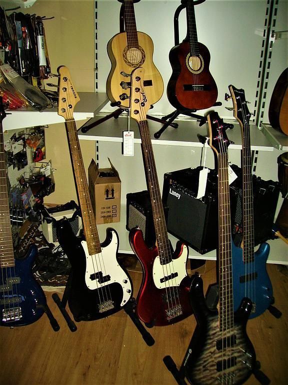 Gitarren - Musikhaus Lüthy