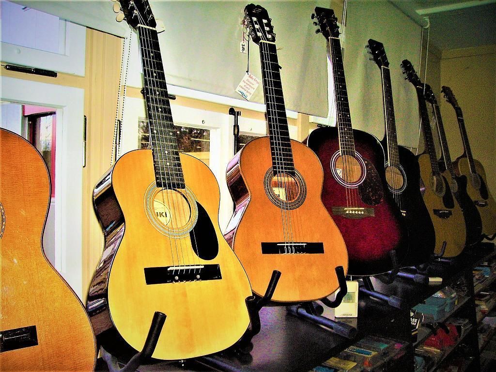 Gitarren - Musikhaus Lüthy