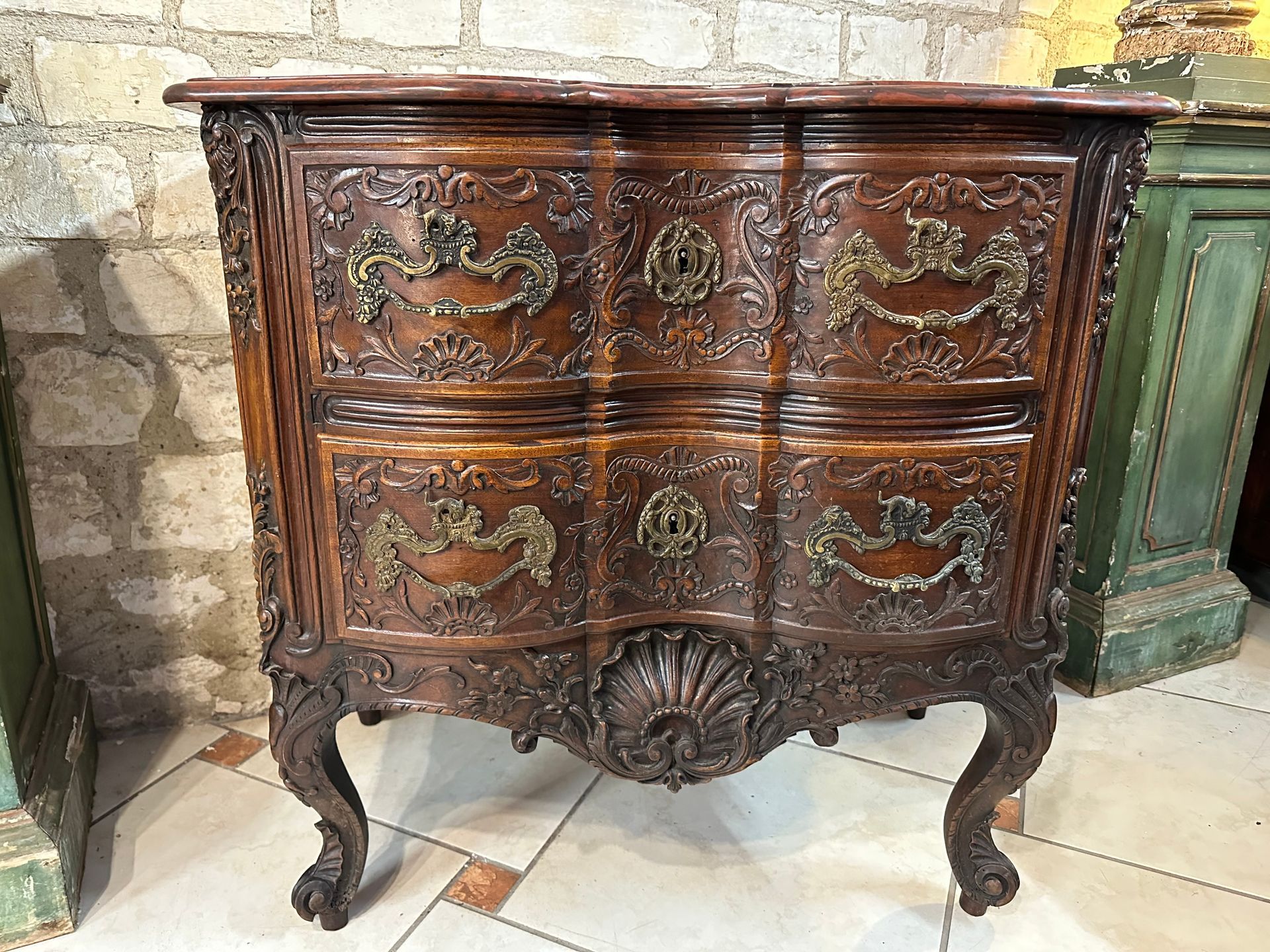 Commode sculptee