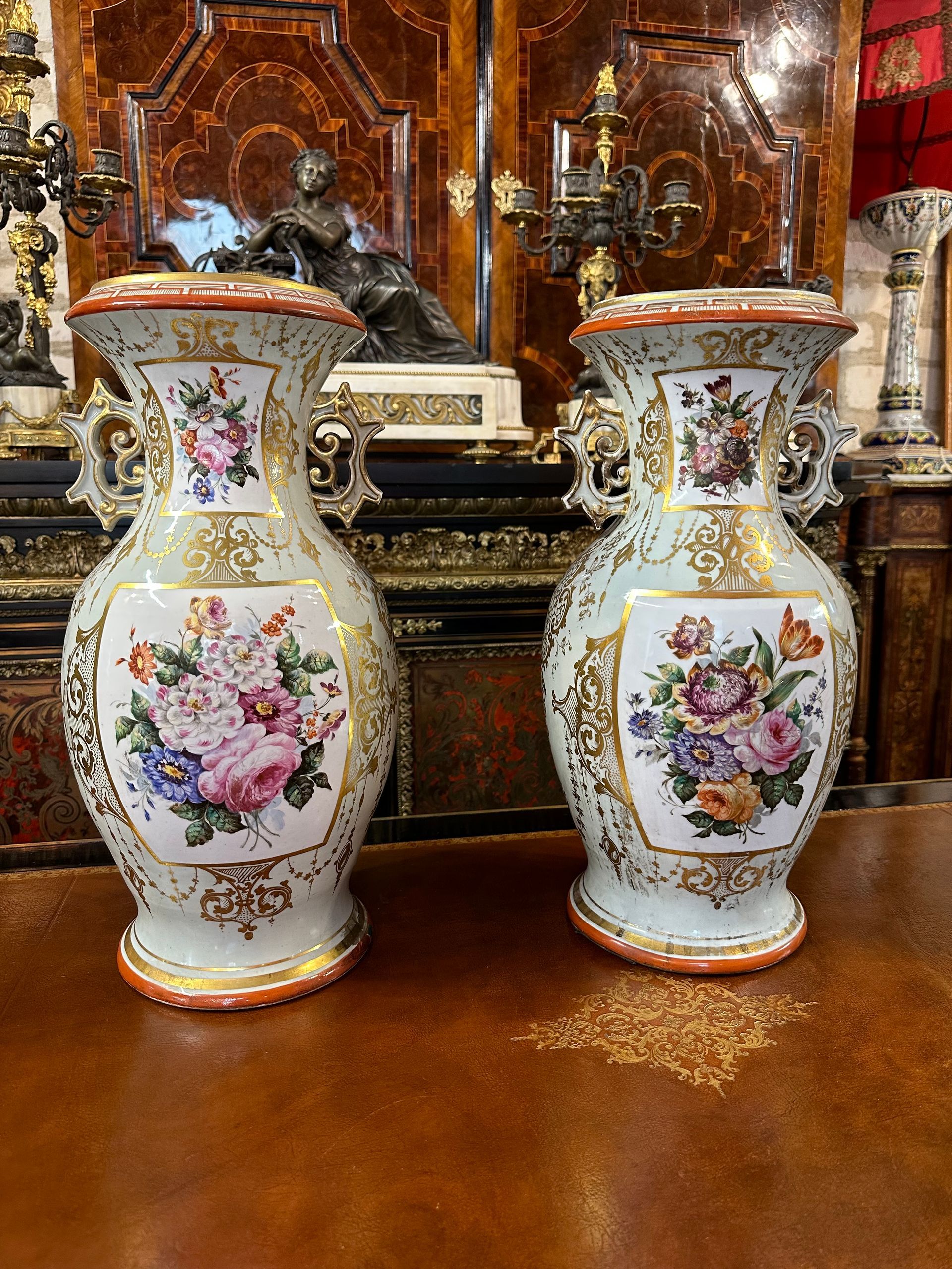 PAIRE DE VASE FLEURI EN PORCELAINE