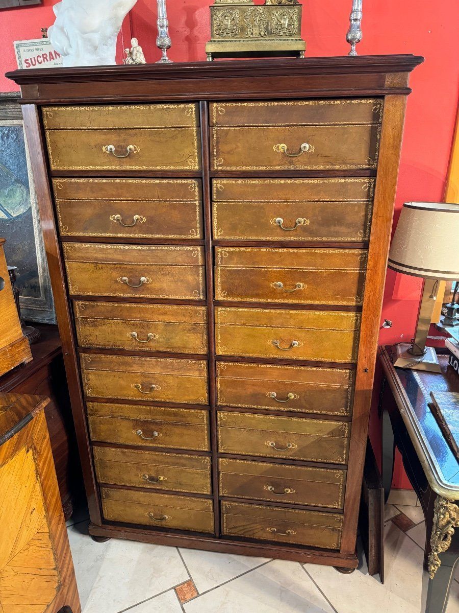 Important cartonnier par sa taille, d’époque restauration en acajou présentant seize cartons garnis de cuir,