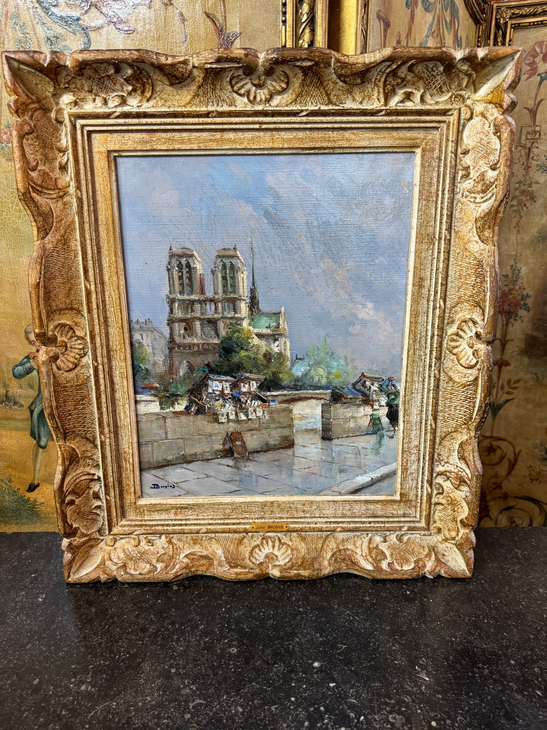 Jolie vue des quais de Paris avec ses bouquinistes, avec en fond la cathédrale de Notre Dame.
Cette toile signé en bas à droite J; BROSIUS.
Le tout encadré dns un cadre en bois stuqué..
Voir étiquette au dos du tableau :photo jointe;
Julian BROSIUS est un artiste né en 1917 et mort en 2004.
Dimensions : avec cadre : 57/49 
Sans cadre : 42/33,50