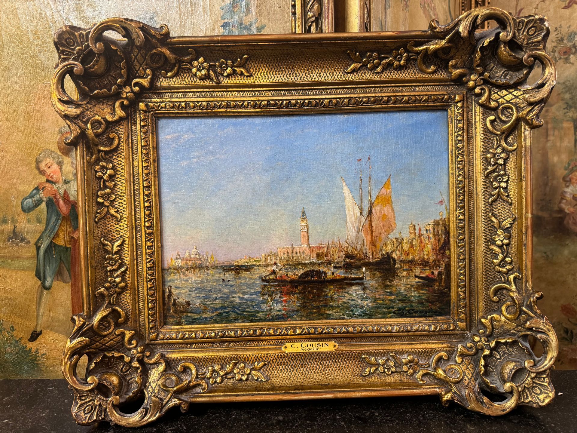 Charles COUSIN (Paris 1807 - 1887)
Vue de Venise représentant au loin la place Saint-Marc et le grand canal sur lequel navigue un gondolier et un voilier.
Huile sur Toile signé en bas à gauche Ch Cousin. Cartouche en bas dans le milieu du cadre.
Toile d'origine non réentoilée.
Le tout mis en valeur dans un cadre doré et stuqué de style Louis XV.
Sur photo jointe àvoir une étiquette au dos de cette toile. 
Dimension cadre compris :  haut 40/47 de large
Dimension de la toile seule : haut 23/33 de large.