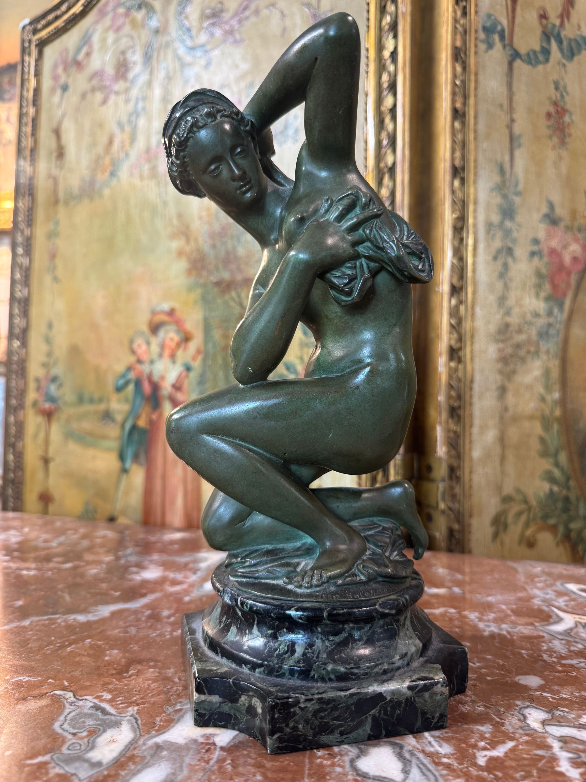 Bronze à patine verte, représentant, Vénus accroupie, sur socle en marbre vert de mer.
Signé Jean de Bologne (photo jointe)
Bronze d'après un modèle de Jean de Bologne dit Giambologna (1529-1608) Ecole Florentine.
Socle 7cm
Bronze seul : 20