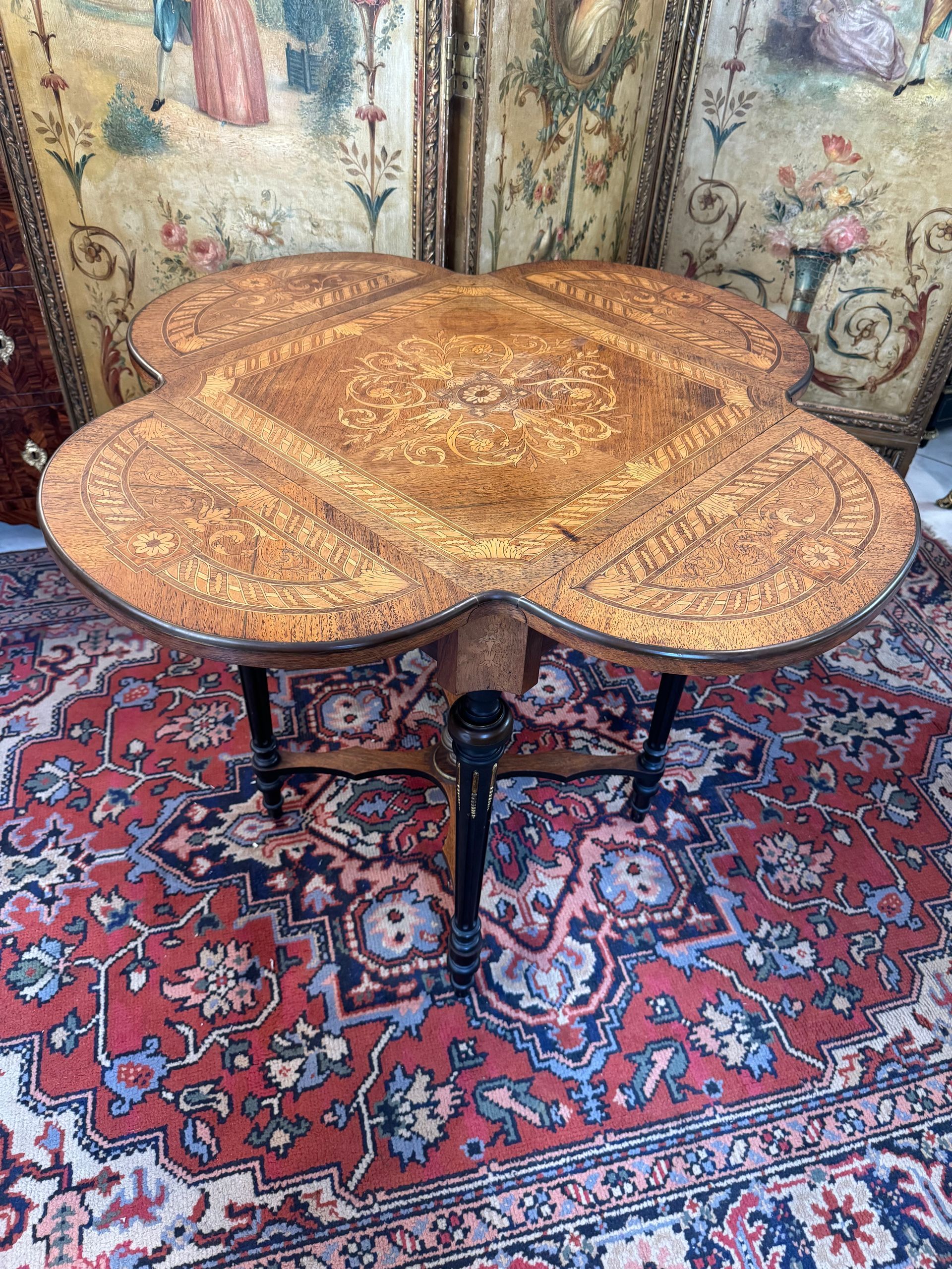 Table de salon, de style Louis XVI, 19ème,
Cette table est de forme carrée, a abattants de forme arrondie,
Plateau avec une riche marqueterie dans son ensemble,
elle repose sur des pieds fuselés se terminant en forme chapelet, en bois noirci avec entretoise.
.Dimensions ;
la table fermée formant un carré : 52/52
Chaque rallonge : 46 sur le haut 35 avant l'arrondi, prof 20
hauteur de la table : 75