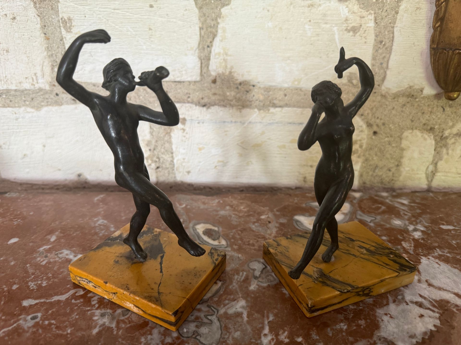 Paire de petits bronzes patinés à l'antique,
1.L'un joueur de cor
2.Le scond la danseuse.
Cette paire de bronze est surmontée d'un socle en marbre de sienne;
