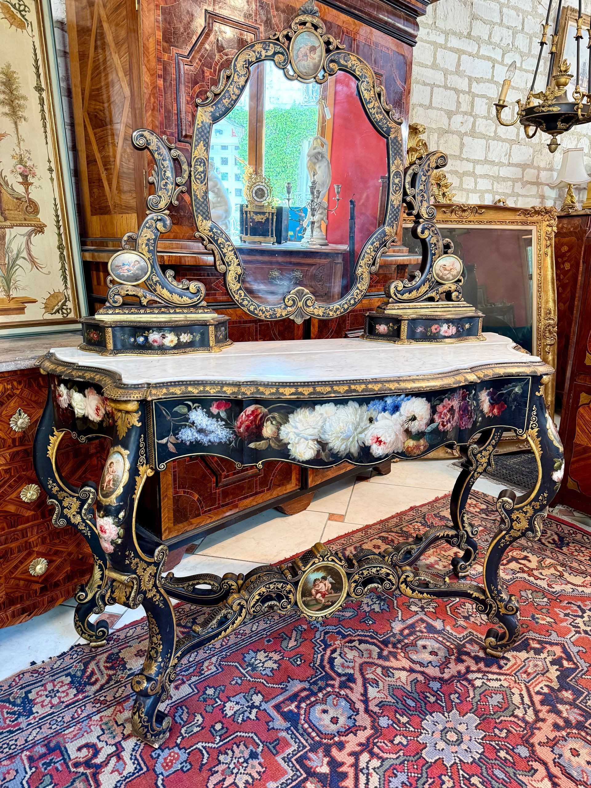 Importante console d'apparat, formant coiffeuse, Napoléon III, Avec une ornementation riche en décor floral dans son ensemble (pivoines, tulipes, pensées, fleurs, feuillage etc....), différentes arabesques peintes dorées, médaillons de chérubins à chaque angle du miroir, au niveau des montants, des pieds et de l’entretoise, Cette console ouvre à un grand tiroir central. La console est surmontée de deux petits tiroirs (décor floral) supportant un miroir violonné au mercure. Dessus marbre blanc mouluré, Le tout reposant sur quatre pieds cambrés se terminant en escargeots reliés par une entretoise . Cette console fomant coiffeuse provenant d’un appartement parisien.